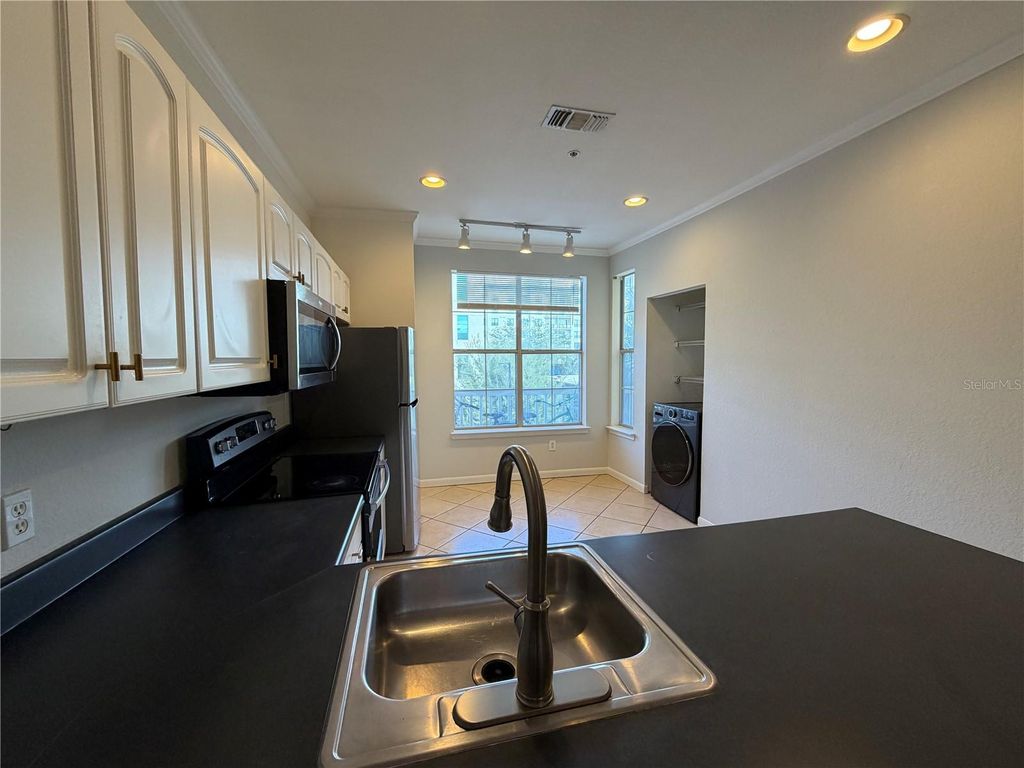 Image 10 of property listing at 860 N ORANGE AVENUE 301, Orlando, FL 32801