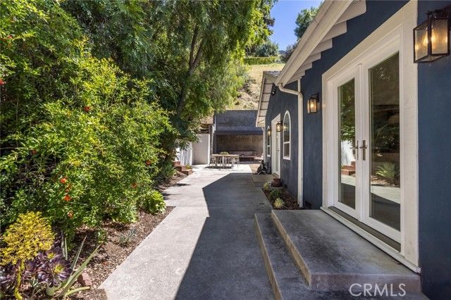 10210 La Canada, Burbank, CA 91040