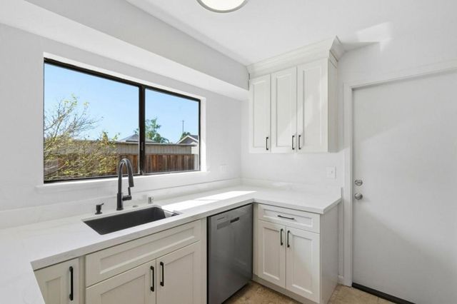 2022 Bob White Ln, Santa Cruz, CA 95065