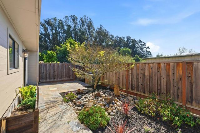 2022 Bob White Ln, Santa Cruz, CA 95065