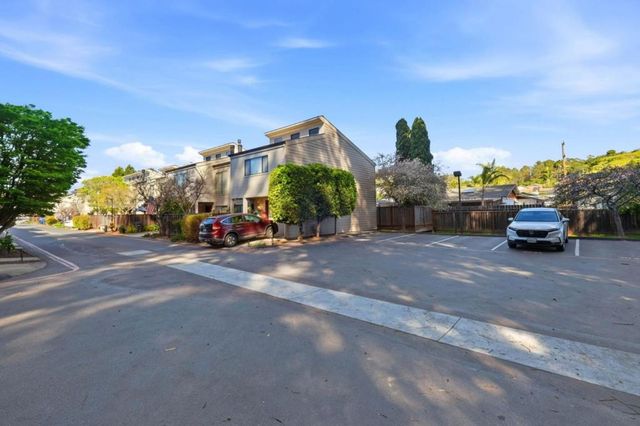 2022 Bob White Ln, Santa Cruz, CA 95065