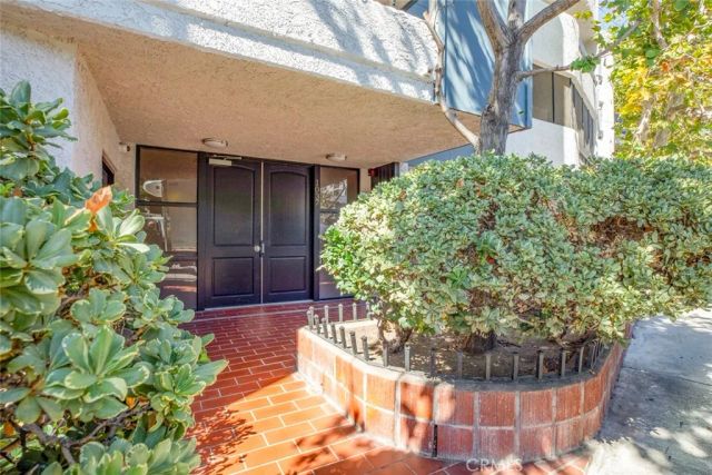 1037 N Vista, Los Angeles, CA 90046