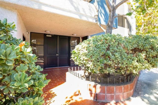 1037 N Vista, Los Angeles, CA 90046