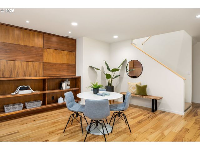 10203 Nw ENGLEMAN St, Portland, OR 97229