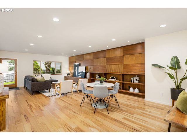 10203 Nw ENGLEMAN St, Portland, OR 97229