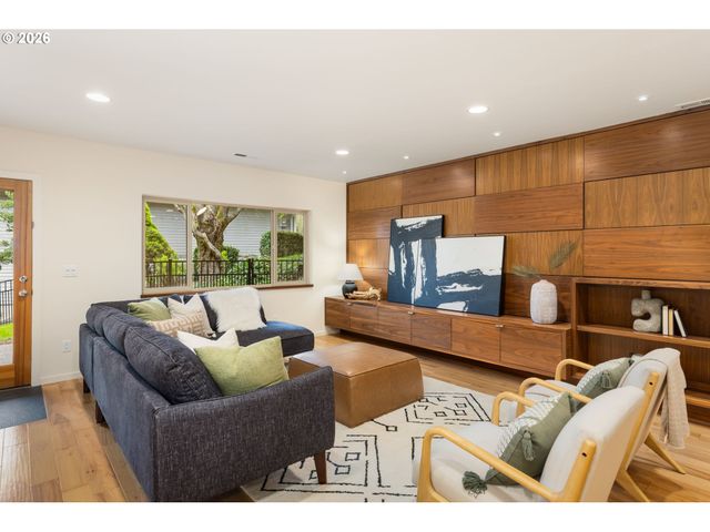 10203 Nw ENGLEMAN St, Portland, OR 97229