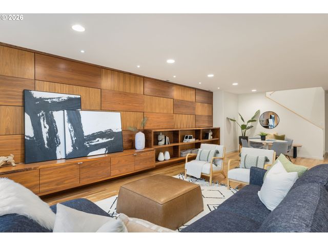 10203 Nw ENGLEMAN St, Portland, OR 97229