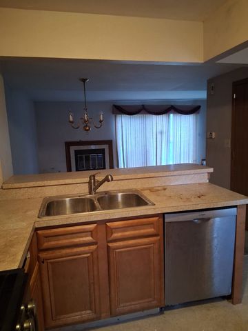 114 W 67th Street, Westmont, IL 60559