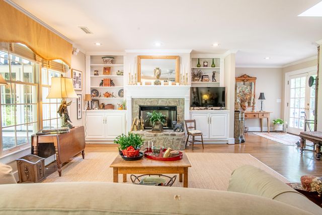 410 N Bragg Avenue, Lookout Mountain, TN 37350
