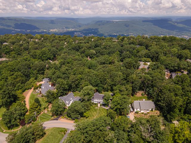 410 N Bragg Avenue, Lookout Mountain, TN 37350