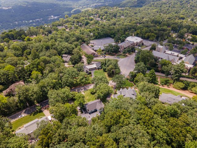 410 N Bragg Avenue, Lookout Mountain, TN 37350