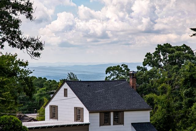 410 N Bragg Avenue, Lookout Mountain, TN 37350