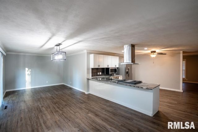 1104 E POPLAR Street, Herrin, IL 62948