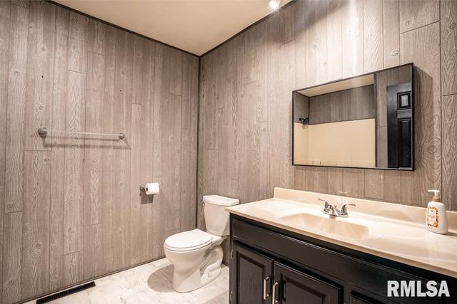 1104 E POPLAR Street, Herrin, IL 62948