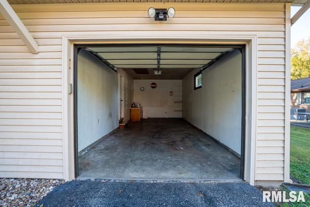 1104 E POPLAR Street, Herrin, IL 62948