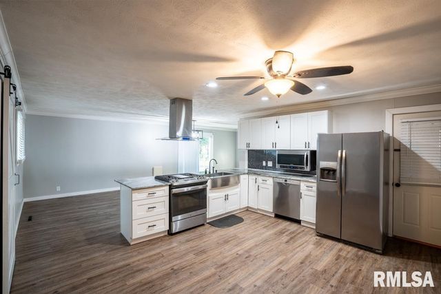 1104 E POPLAR Street, Herrin, IL 62948