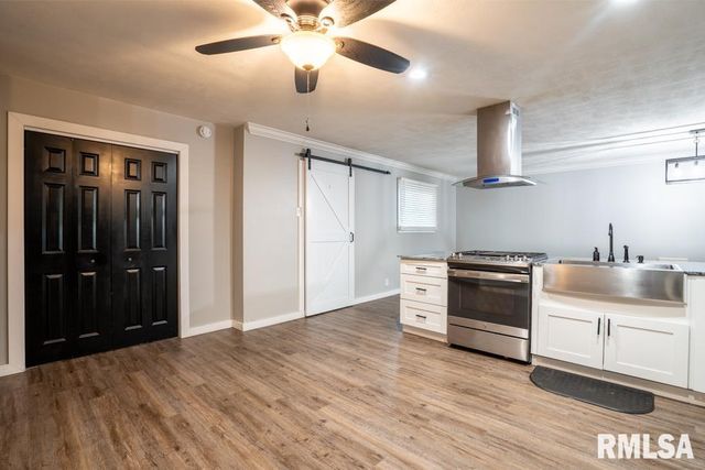 1104 E POPLAR Street, Herrin, IL 62948