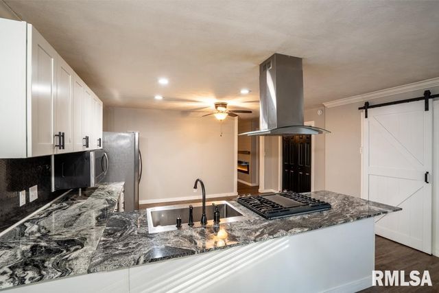 1104 E POPLAR Street, Herrin, IL 62948