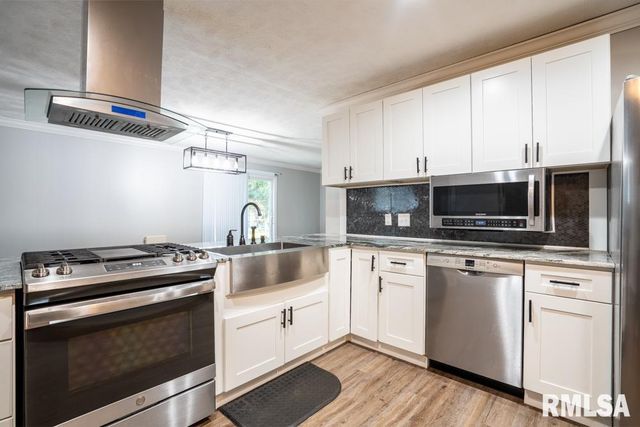 1104 E POPLAR Street, Herrin, IL 62948