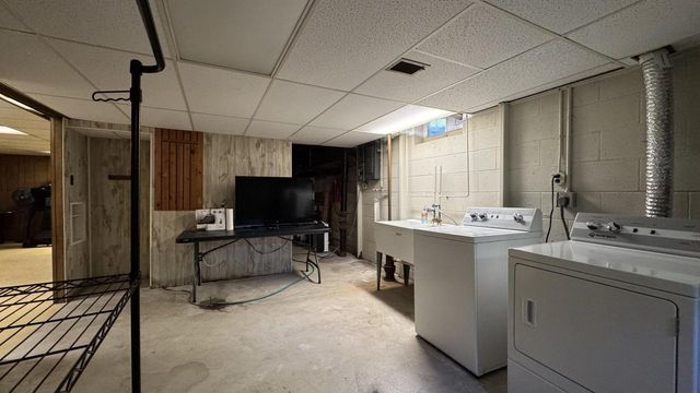 1435 E Fairy Chasm ROAD, Milwaukee, WI 53217