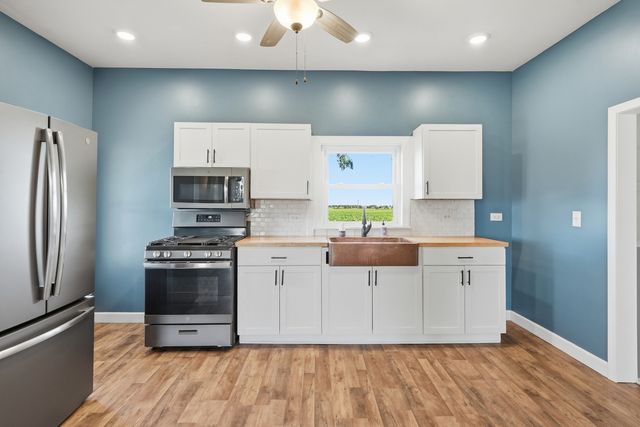 10120 N 1000 East Road, Manteno, IL 60950