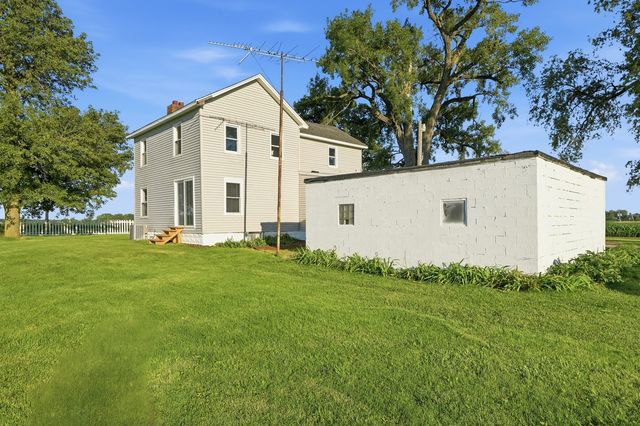 10120 N 1000 East Road, Manteno, IL 60950