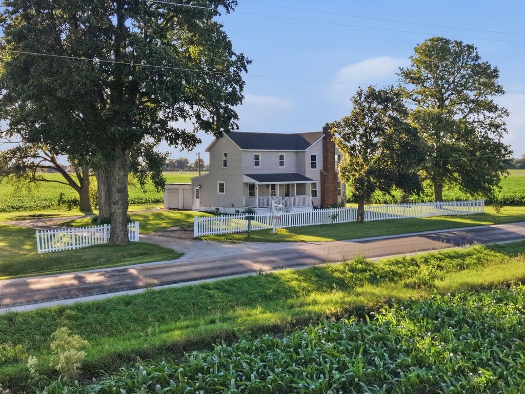 10120 N 1000 East Road, Manteno, IL 60950
