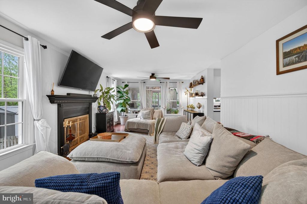 Image 11 of property listing at 1221 COVE DR, Churchton, MD 20733