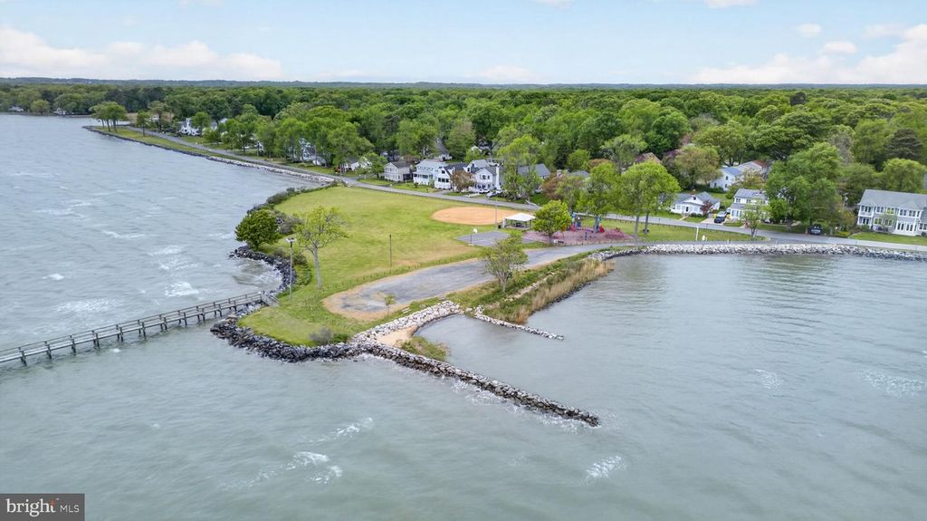Image 7 of property listing at 1221 COVE DR, Churchton, MD 20733