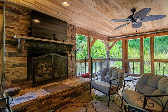 59 Russell Ln, Pleasant Shade, TN 37145