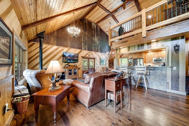 59 Russell Ln, Pleasant Shade, TN 37145