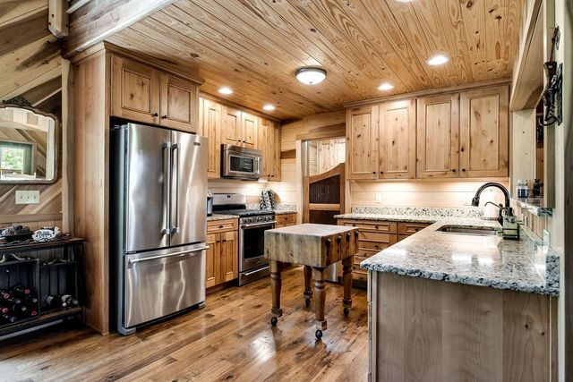 59 Russell Ln, Pleasant Shade, TN 37145