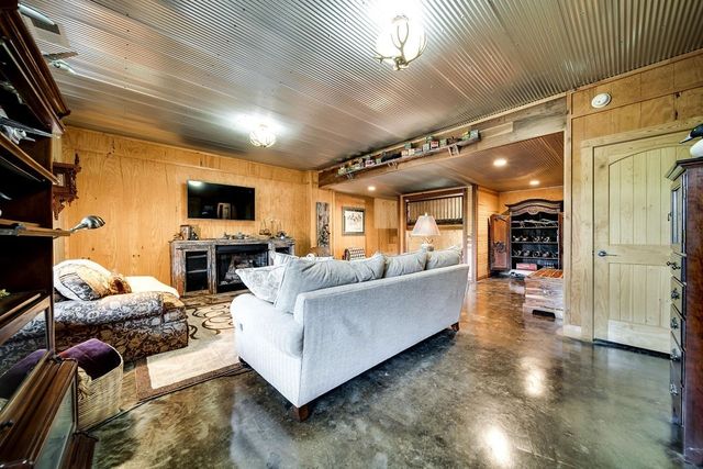 59 Russell Ln, Pleasant Shade, TN 37145