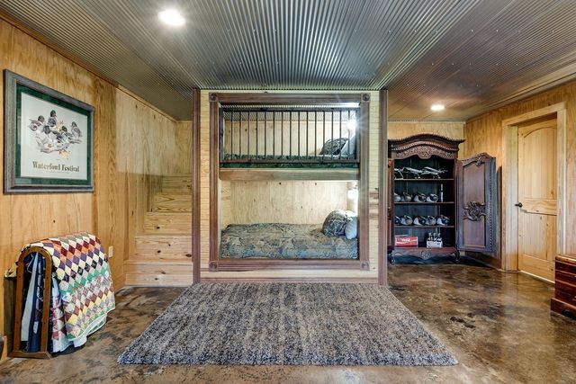 59 Russell Ln, Pleasant Shade, TN 37145