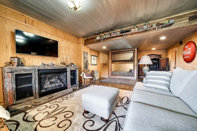 59 Russell Ln, Pleasant Shade, TN 37145