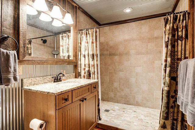 59 Russell Ln, Pleasant Shade, TN 37145