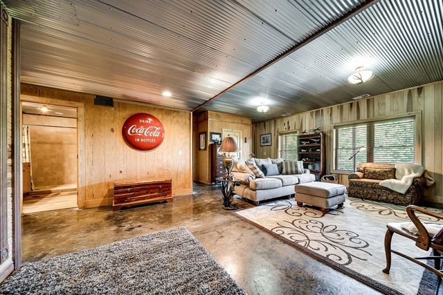 59 Russell Ln, Pleasant Shade, TN 37145