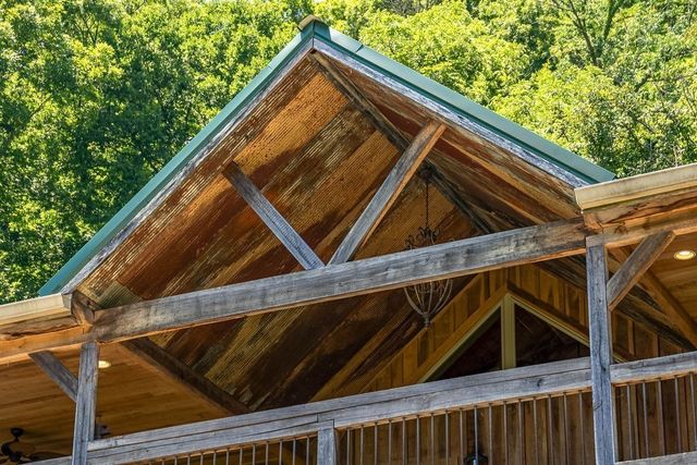 59 Russell Ln, Pleasant Shade, TN 37145