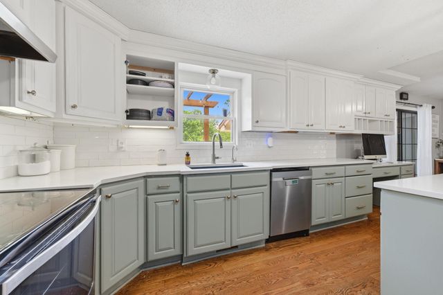 4645 N Hillcrest Ave, Bel Aire, KS 67220