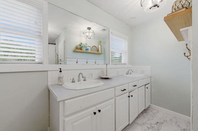 4645 N Hillcrest Ave, Bel Aire, KS 67220