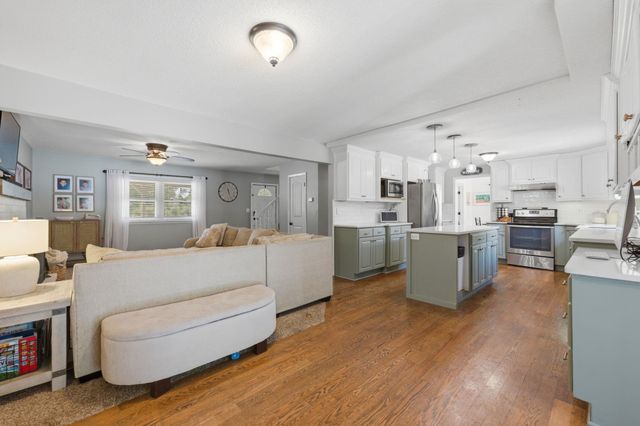 4645 N Hillcrest Ave, Bel Aire, KS 67220