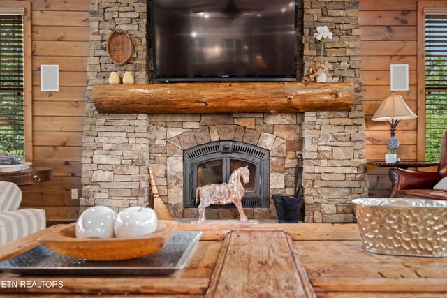 3656 Henry Town Rd, Sevierville, TN 37876