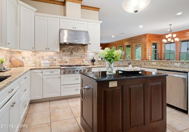 3656 Henry Town Rd, Sevierville, TN 37876