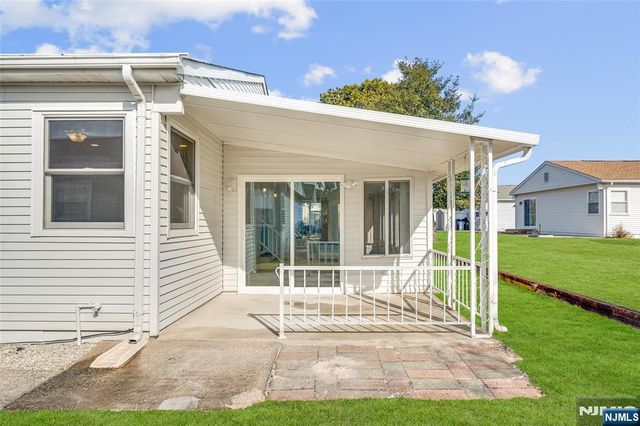 16 Calalou Court, Toms River, NJ 08757