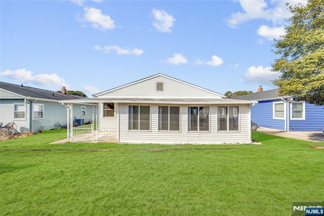 16 Calalou Court, Toms River, NJ 08757