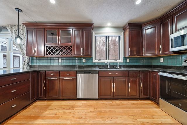 18 Lorri Rd, Derry, NH 03038