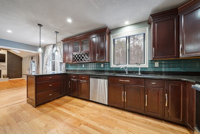 18 Lorri Rd, Derry, NH 03038