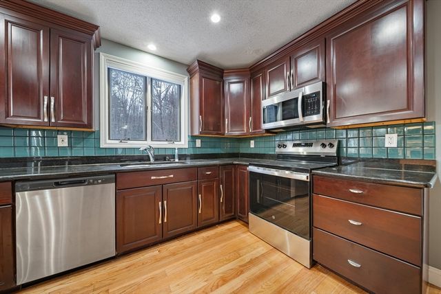 18 Lorri Rd, Derry, NH 03038