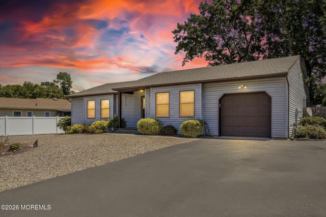 60 Pelican Drive, Bayville, NJ 08721