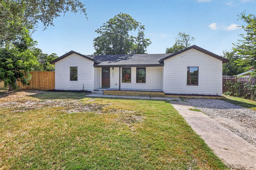 1004 Parker Street, Fort Worth, TX 76112
